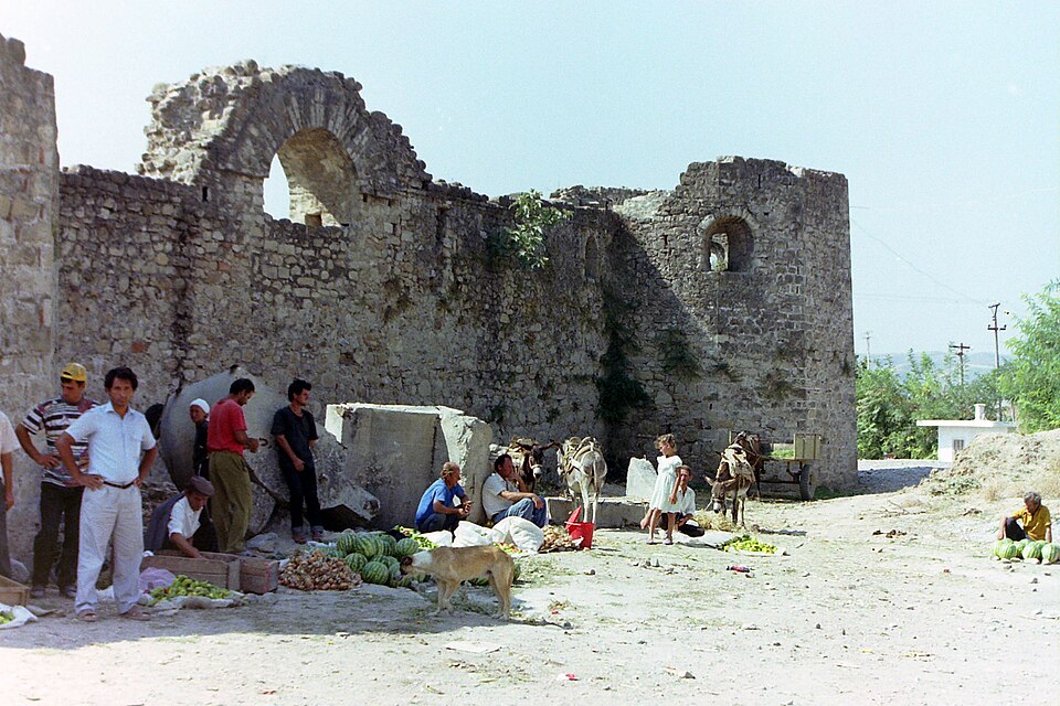Peqin, Albania – Castle 1995 02.jpg